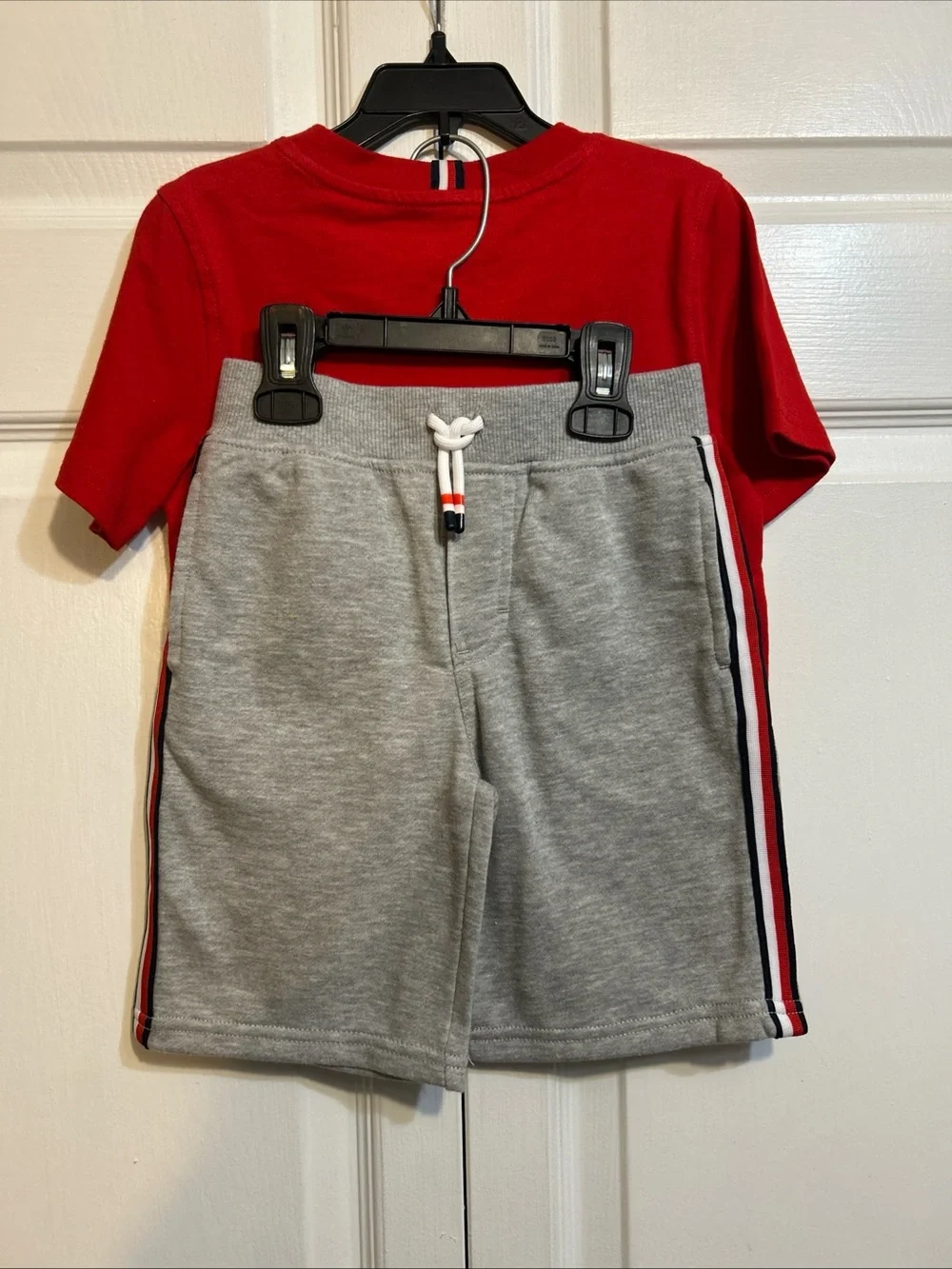 NWT Tommy Hilfiger Boys Size 5 Short Sleeve T-Shirt & Shorts 2pc Set Red Gray Bl